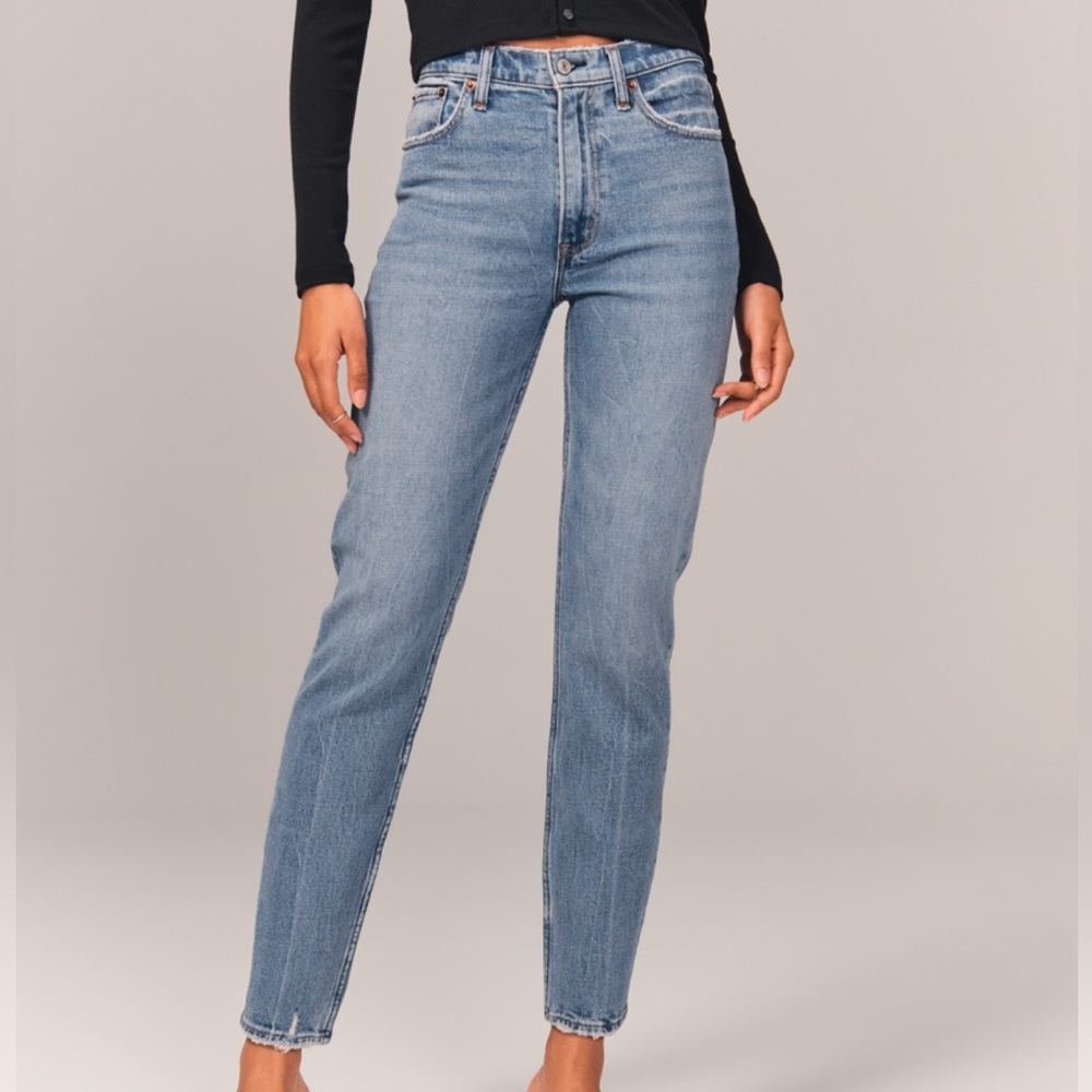 Never Worn Abercrombie High Rise the Mom Jean